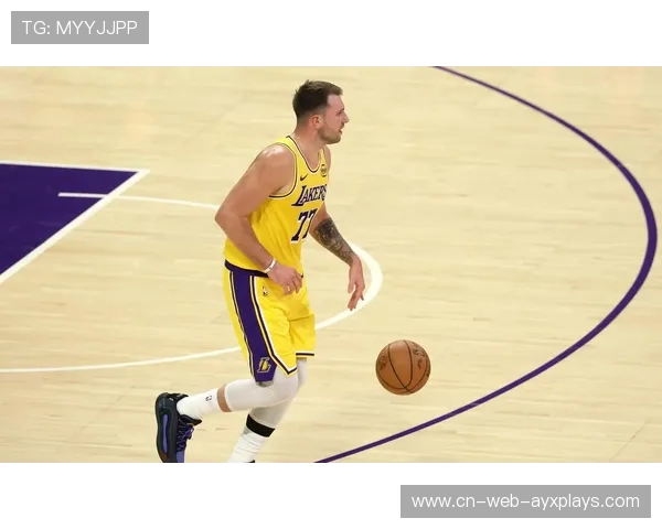 东契奇突破造犯规，湖人末节掌控比赛节奏